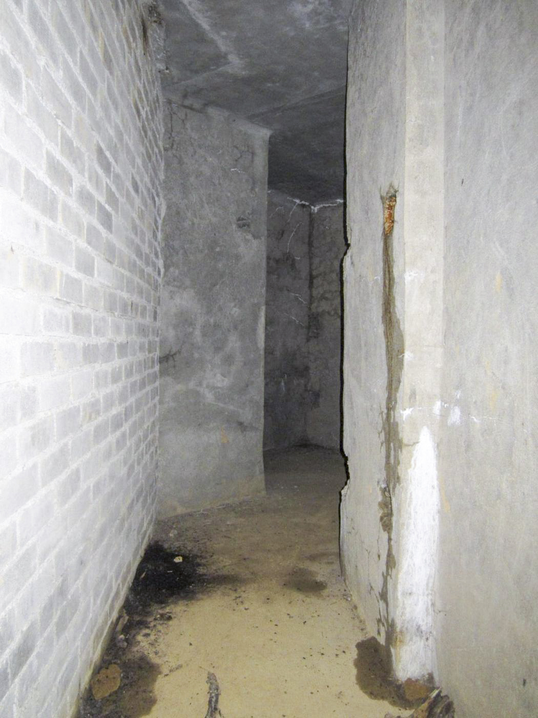 Ligne Maginot - LA HIGNY - (Casemate d'artillerie) - Sous-sol
Couloir vers local