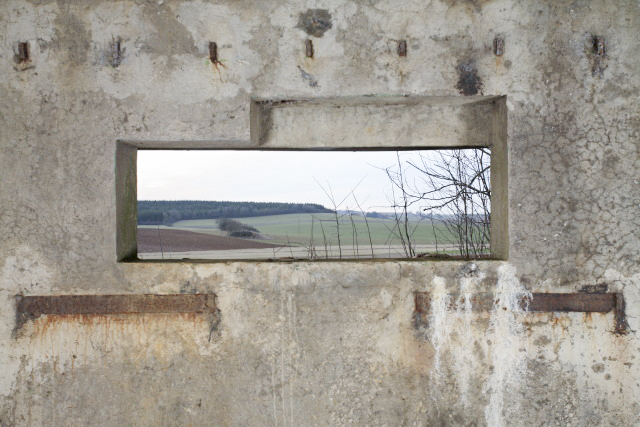 Ligne Maginot - MB9 - HARNEVAUX - (Blockhaus pour canon) - Vue depuis la chambre de tir
On distingue un autre ouvrage, similaire au travers du créneau 