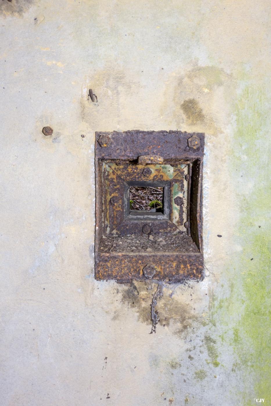 Ligne Maginot - MB18 - (Blockhaus pour canon) - Créneau pour la défense de l'entrée - Lia VERMEULEN