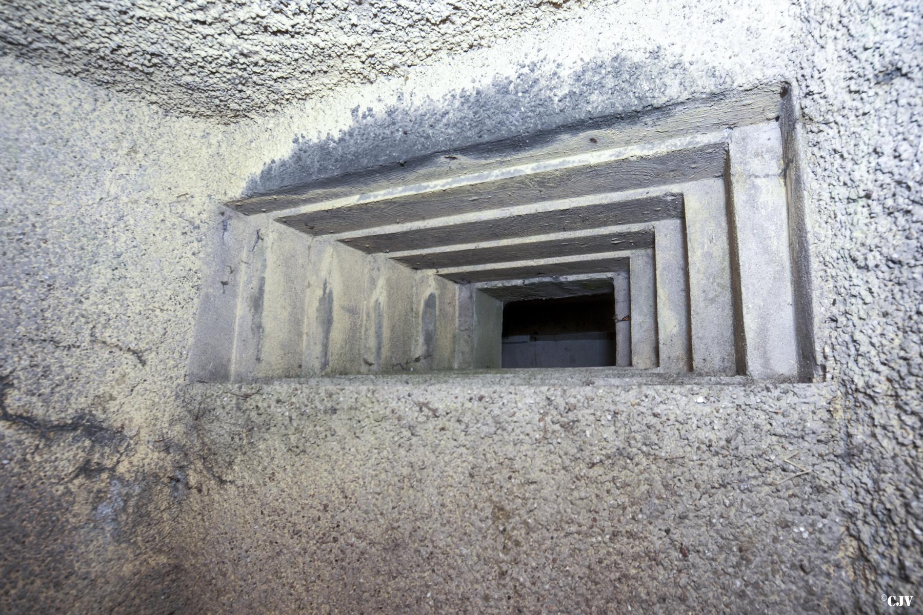 Ligne Maginot - MB21 - (Blockhaus pour canon) - Le creneau pour mitrailleur