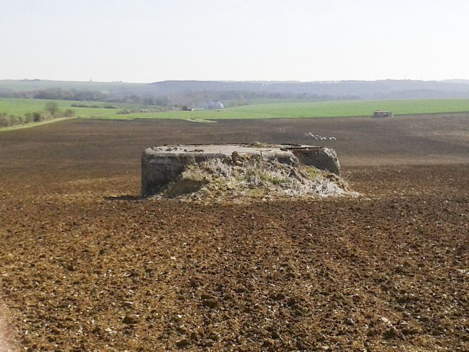 Ligne Maginot - MB26 - (Blockhaus pour canon) - Situé en plein champ l'ouvrage disparaîtra bientôt sous la terre et les cailloux