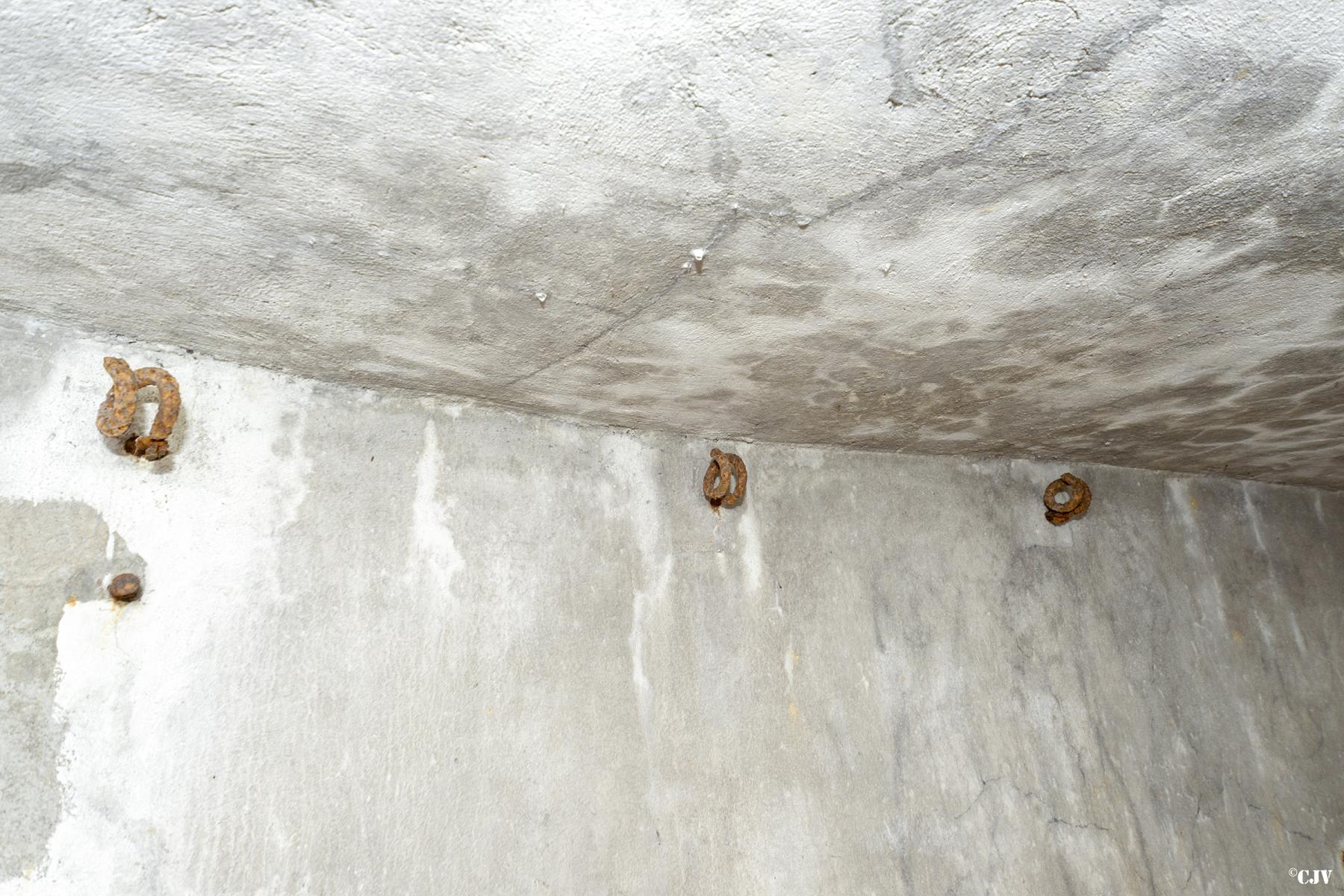 Ligne Maginot - MB27 - (Blockhaus pour canon) - Crochets pour les hamacs - Lia VERMEULEN