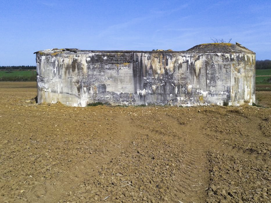 Ligne Maginot - MB42 - (Blockhaus lourd type STG / STG-FCR - Simple) - L'ouvrage par son côté. En haut à droite l'emplacement pour une cloche, jamais posé