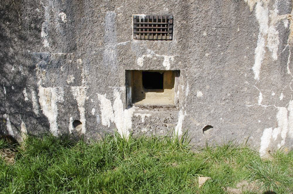 Ligne Maginot - MB151 - (Blockhaus pour canon) - Les créneaux de tir de l'extérieur