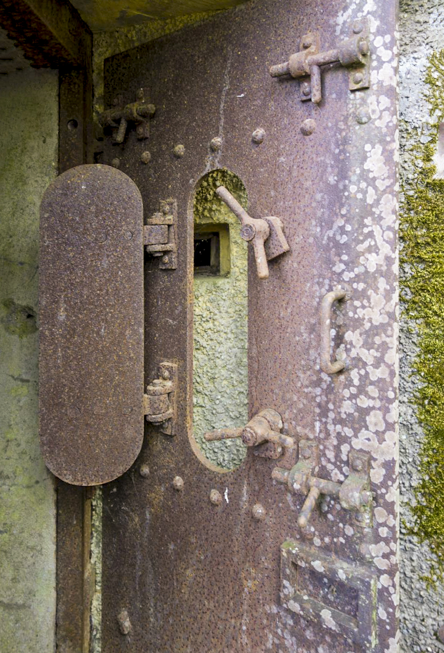 Ligne Maginot - MO4BIS - LA GRAVETTE - (Central téléphonique d'observation) - Gros plan du hublot, ouvert, sur la porte gauche du central