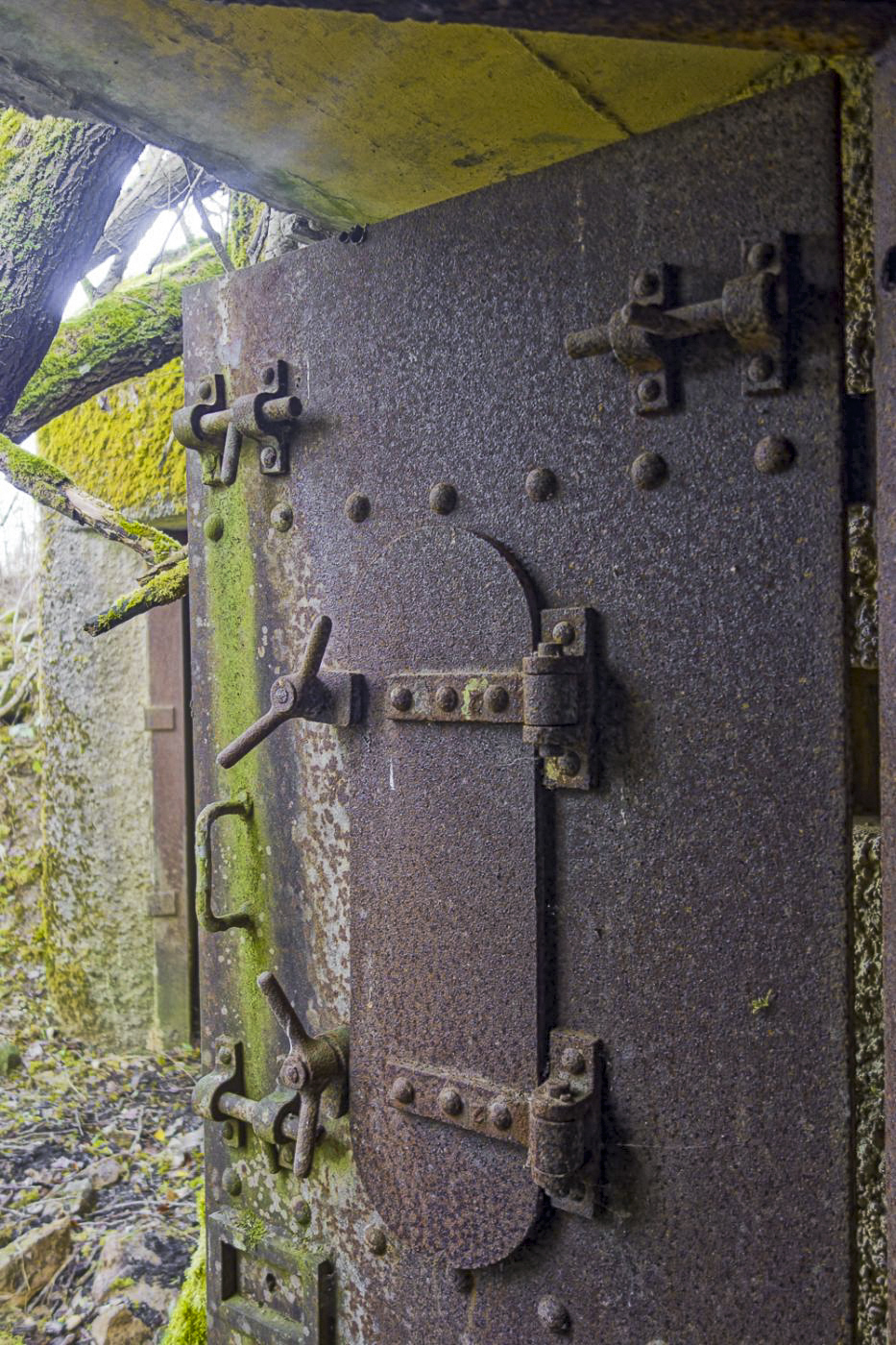 Ligne Maginot - MO4BIS - LA GRAVETTE - (Central téléphonique d'observation) - Le même hublot, fermé, sur la porte de droite