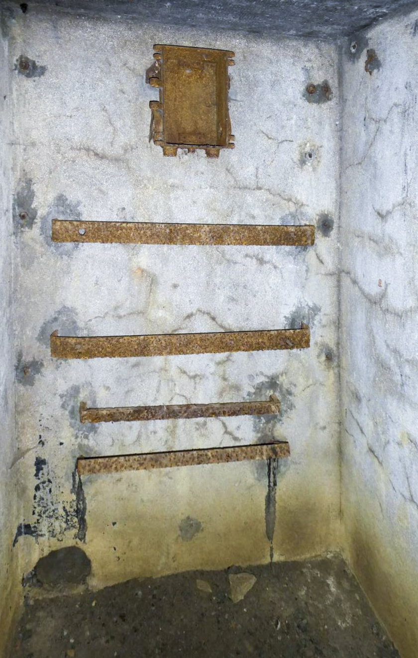 Ligne Maginot - MO4BIS - LA GRAVETTE - (Central téléphonique d'observation) - Installation téléphonique.
Les supports pour le central téléphonique et, en position haute, la boite de protection, pour 6 lignes de campagne.