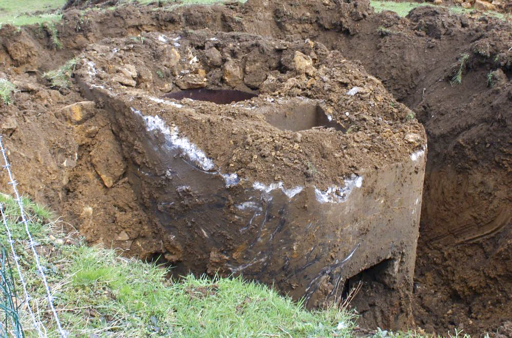Ligne Maginot - Mt131 ( Cuve pour arme d'infanterie ) - Cette cuve se trouvait sur un terrain acquis par un particulier. Elle est à présent disparue. Les photos qui ont été prises lors de son démantellement.
Vue générale