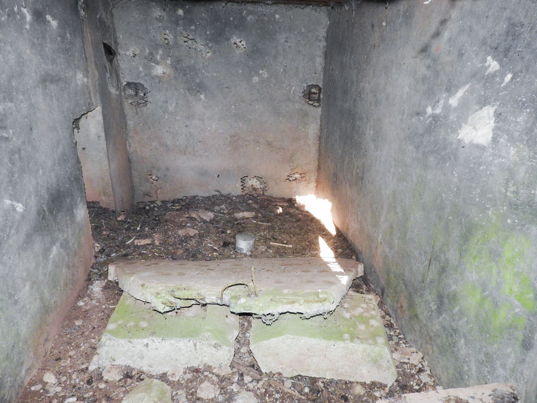 Ligne Maginot - BB305 - (Blockhaus pour arme infanterie) - L'intérieur du blockhaus vu depuis le créneau. - STENGER Mathieu