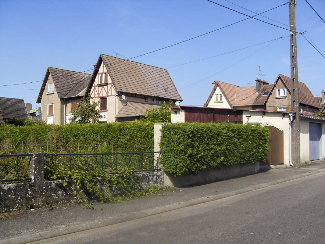 Ligne Maginot - SAINT JEAN - MARVILLE - (Cité Cadres) - Les maisons jumelées de la partie 'cités cadres' sont pratiquement toutes occupées et entretenues.
