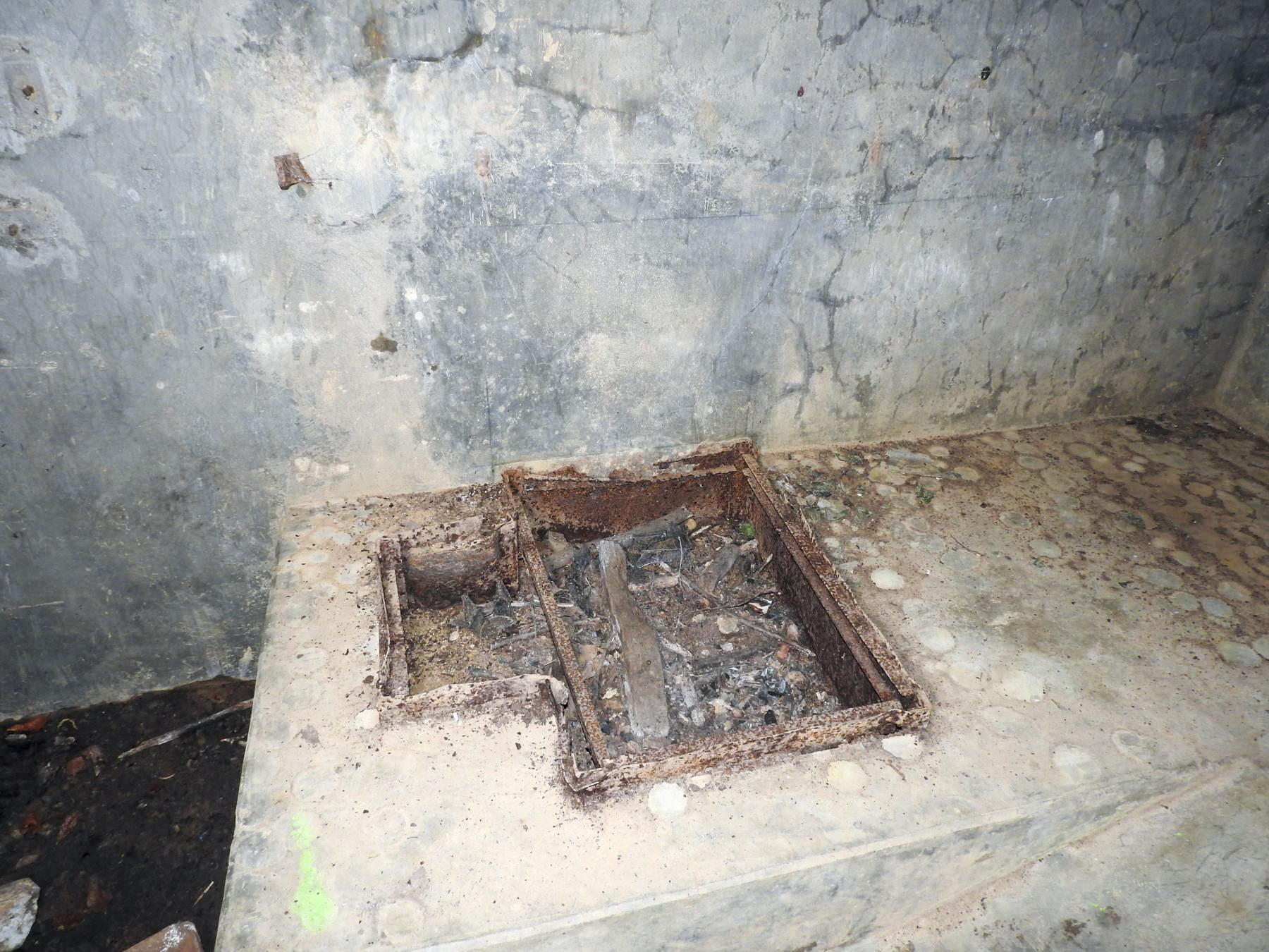 Ligne Maginot - CB164 - THEILBUSCH - (Blockhaus pour canon) - L'un des puits pour le blocage de la bêche du canon. - STENGER Mathieu