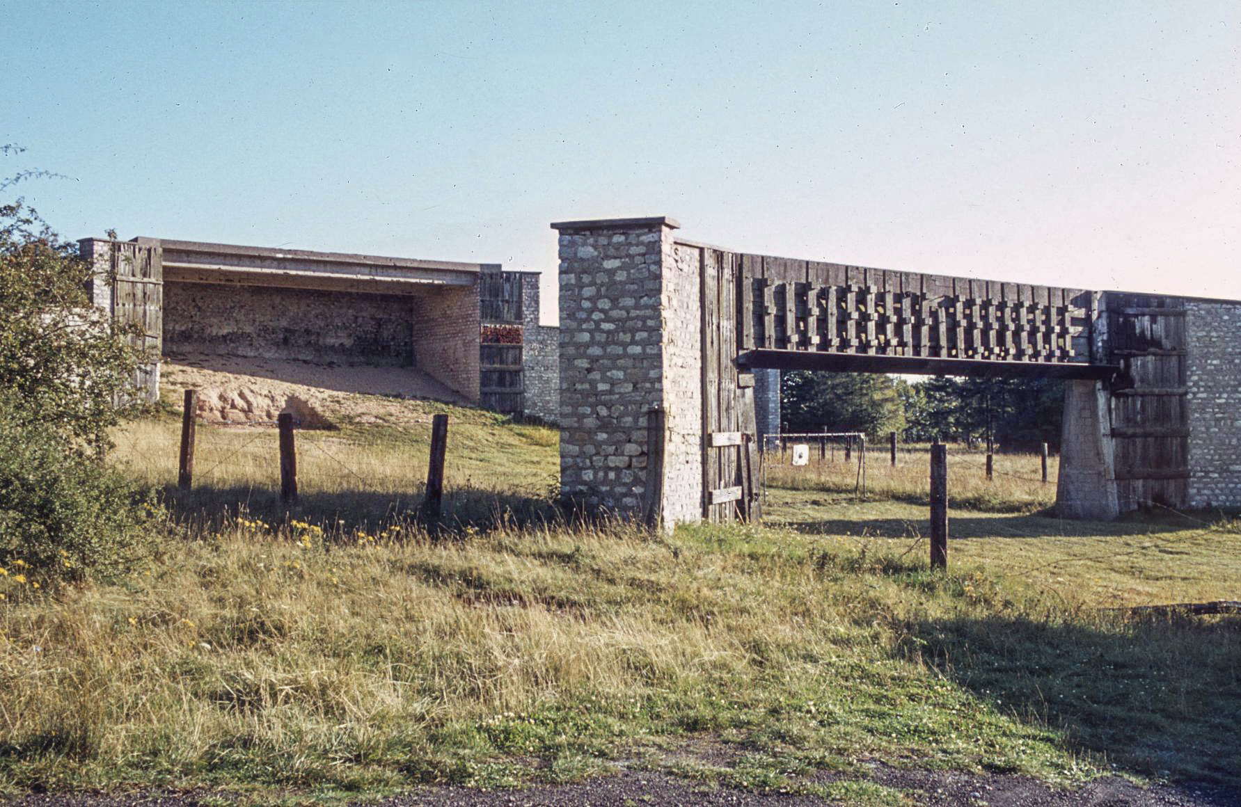 Ligne Maginot - SARRALBE - (Stand de tir) - Le réceptacle de tir et le portique limitant le champ de tir - Michel Mansuy