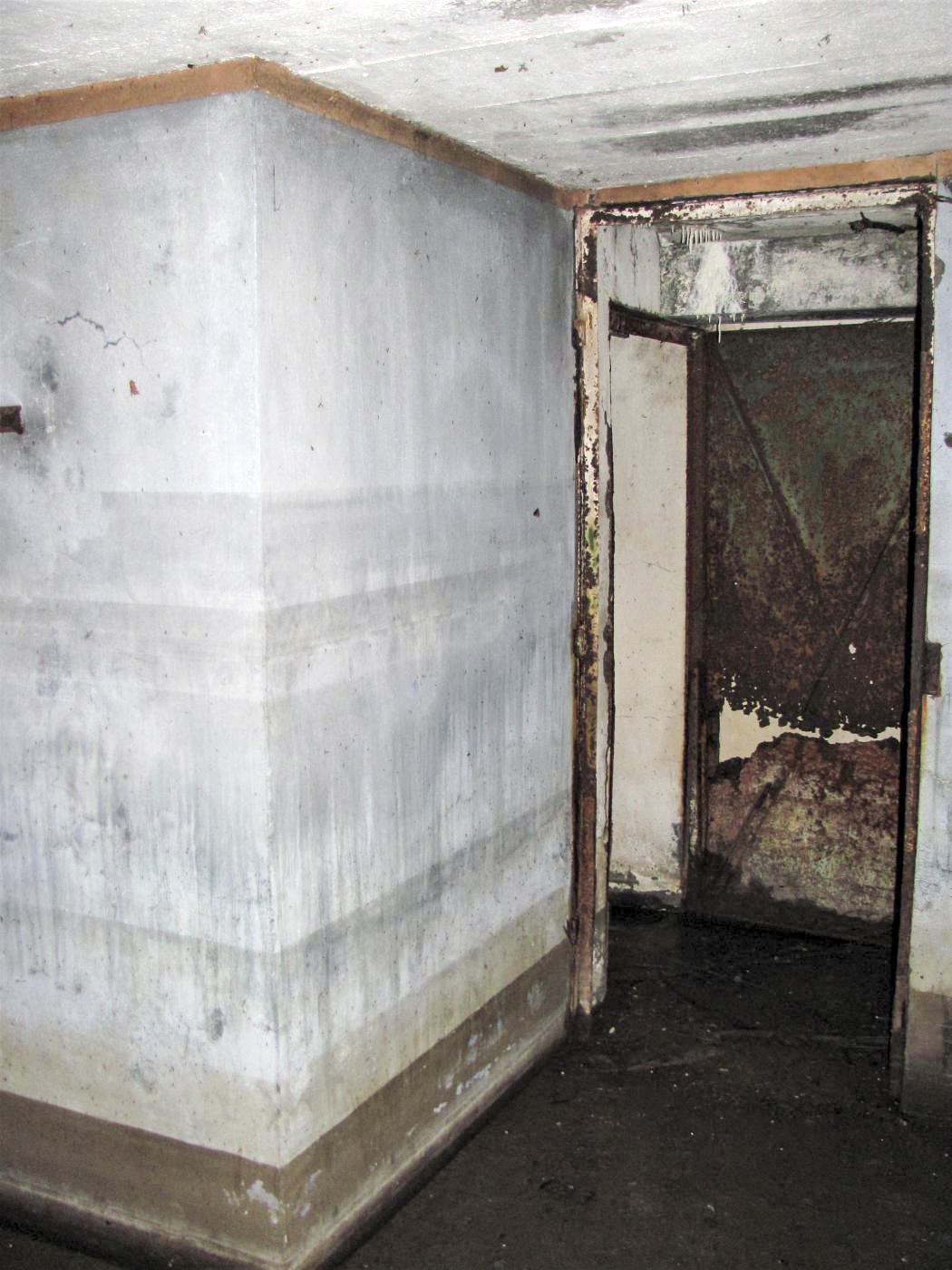 Ligne Maginot - ACA2 - STOCKEN - (Casemate d'artillerie) - A droite l'entrée du magasin à munitions
A gauche l'entrée de la seconde chambre de repos