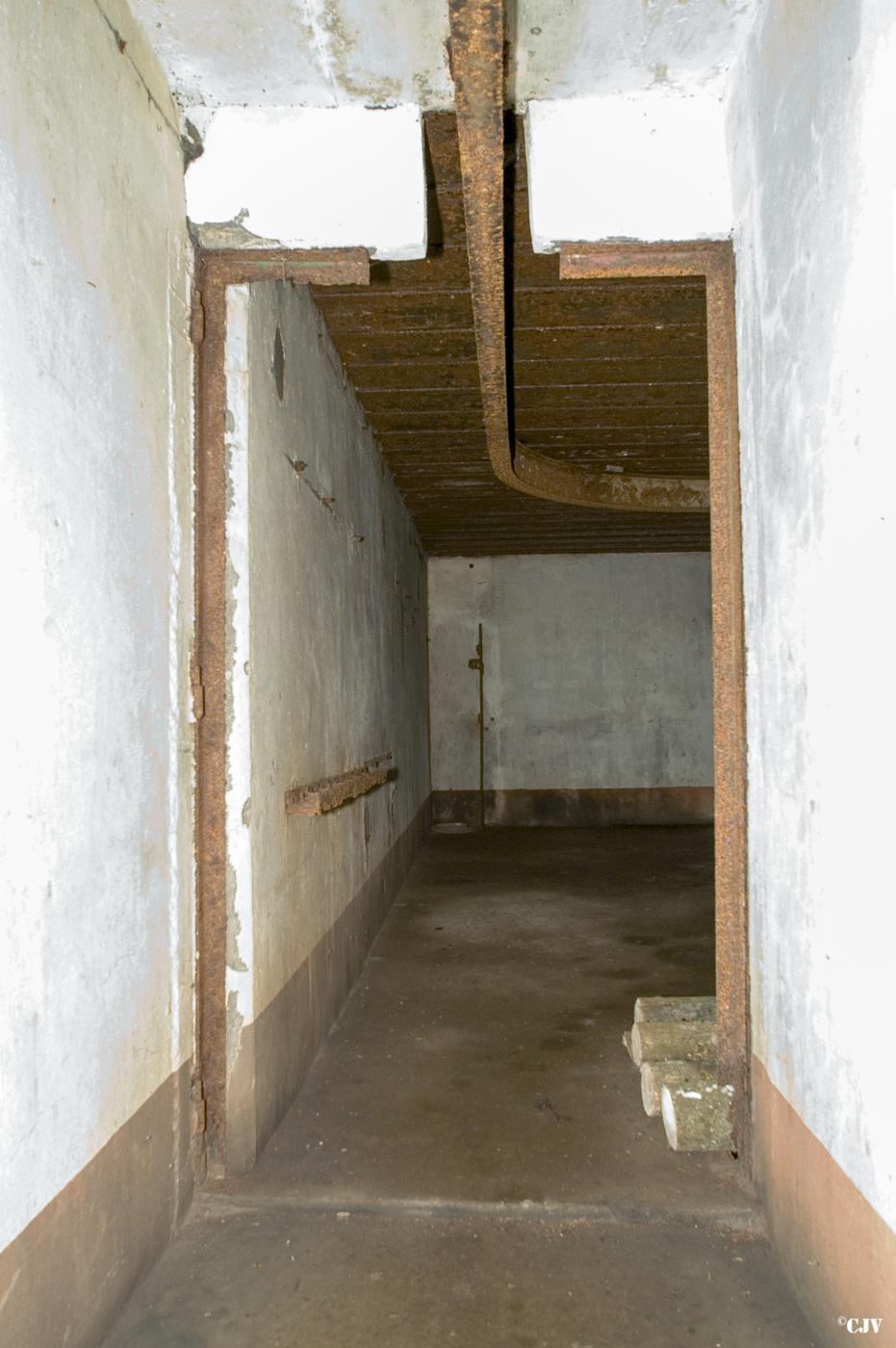 Ligne Maginot - ACA2 - STOCKEN - (Casemate d'artillerie) - Le rail de manutention des caissons à munitions entre les deux chambres de tir
