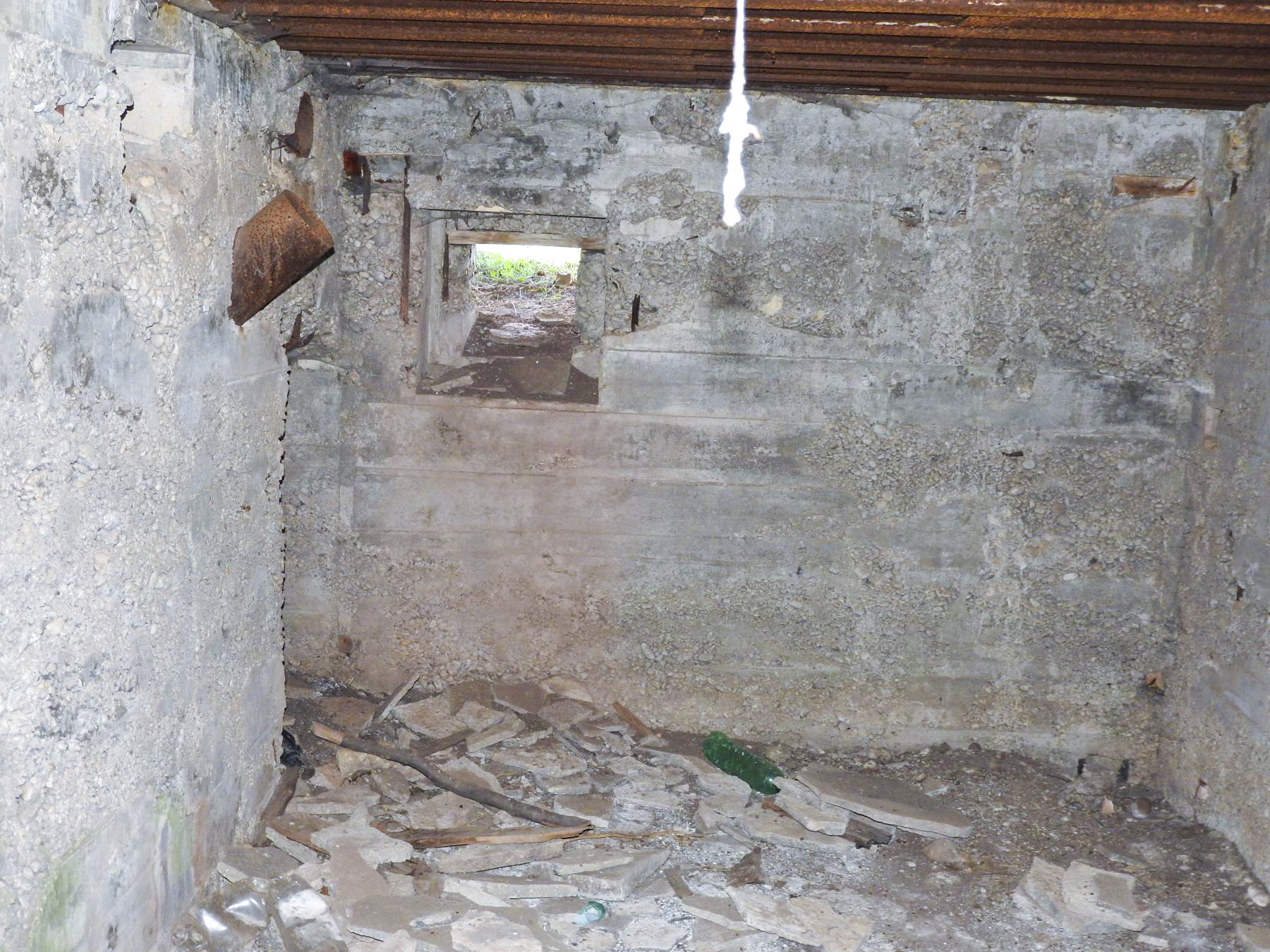 Ligne Maginot - CB611 - MOULIN BAS EST - (Blockhaus pour arme infanterie) - L'intérieur vu depuis le créneau principal. L'entrée se trouve à gauche sous une goulotte pour grenade. Dans le mur au fond, le créneau pour FM arrière. - STENGER Mathieu