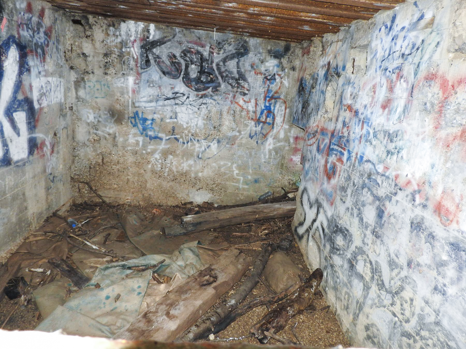 Ligne Maginot - CB611BIS - MOULIN BAS OUEST - (Blockhaus pour arme infanterie) - L'intérieur du blockhaus vu par le créneau. - STENGER Mathieu