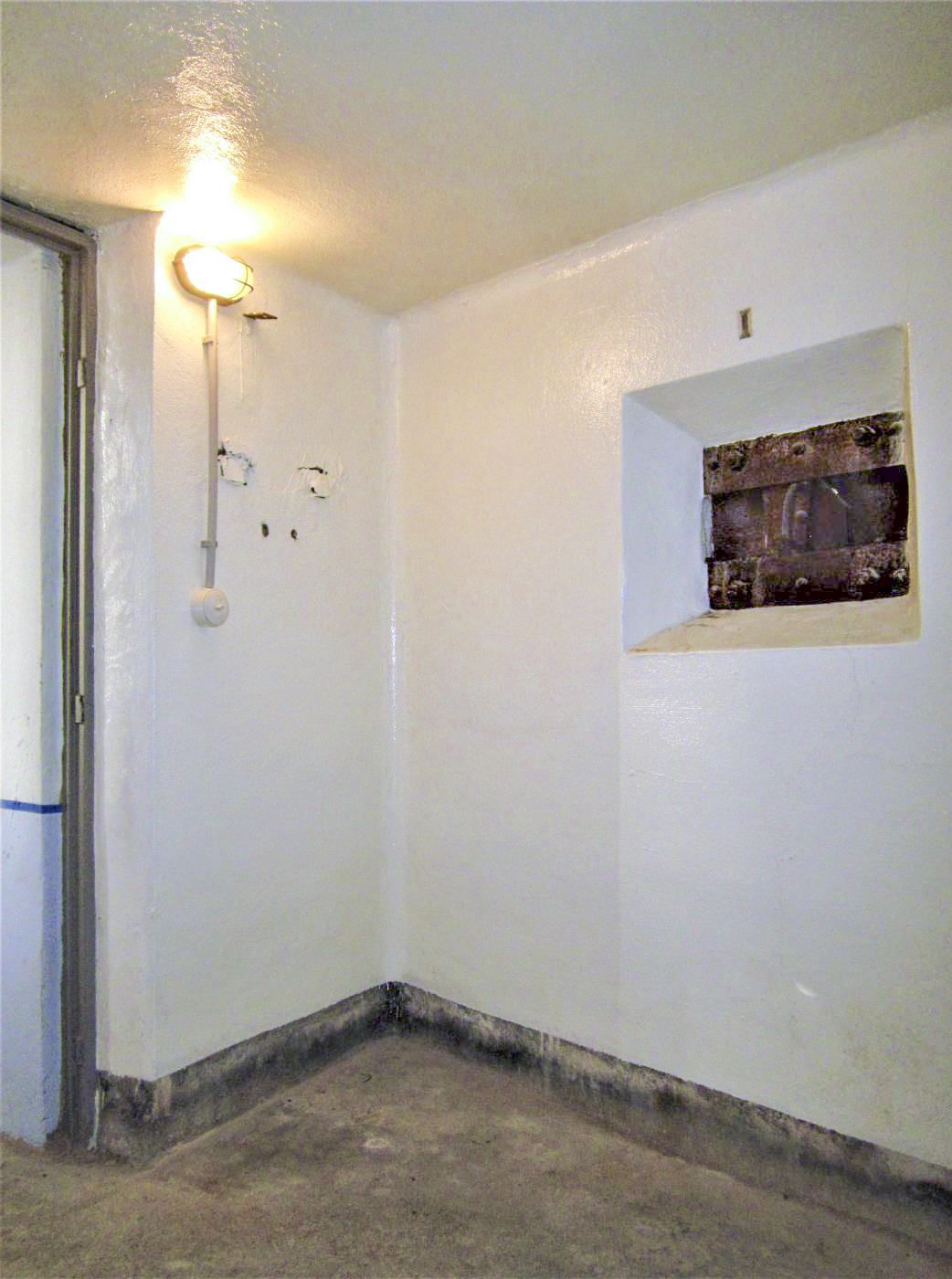 Ligne Maginot - ROUSSY LE VILLAGE (Poste avancé GRM) - (Poste GRM - Maison Forte) - A droite de l'entrée, l'emplacement du téléphone d'alerte - Gregory Fuchs