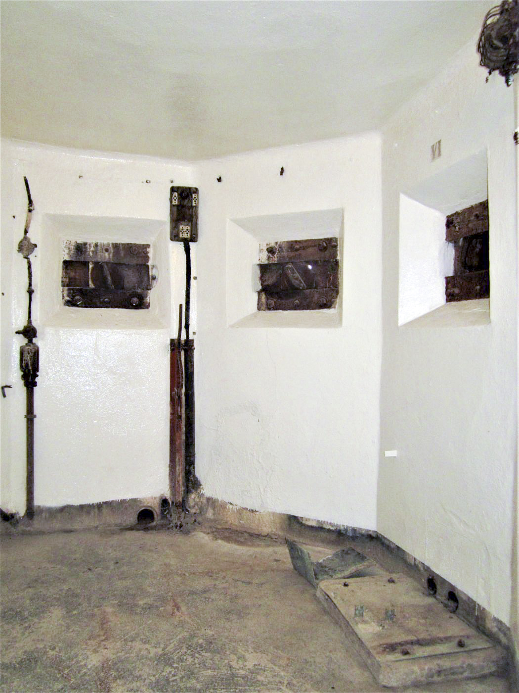 Ligne Maginot - ROUSSY LE VILLAGE (Poste avancé GRM) - (Poste GRM - Maison Forte) - Les créneaux FM n°4,5 et 6. A gauche les supposées commandes de l'éclairage extérieur et de la barrière de route. A droite sous le créneau n°6, la mise à feu du dispositif de destruction - Gregory Fuchs