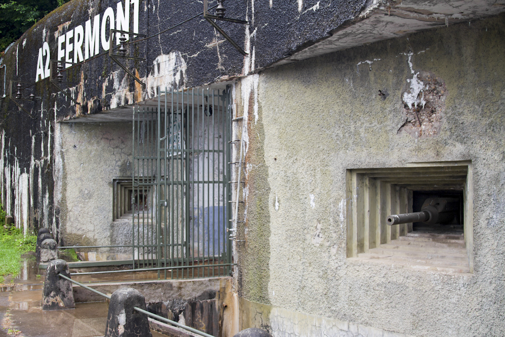 Ligne Maginot - FERMONT - A2 - (Ouvrage d'artillerie) - Entrée munitions
Noter le canon de 47 en position de tir - Michel Teiten