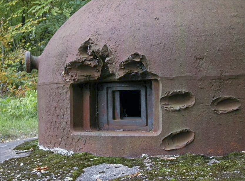Ligne Maginot - FERMONT - A2 - (Ouvrage d'artillerie) - Entrée des hommes
La cloche GFM Est touchée à courte distance par les tirs direct d'un canon de 37 mm PAK 36. Peu de temps après, la tourelle de 81 du bloc 5 neutralisera ce canon antichar ennemi  - HUYGEN Georges