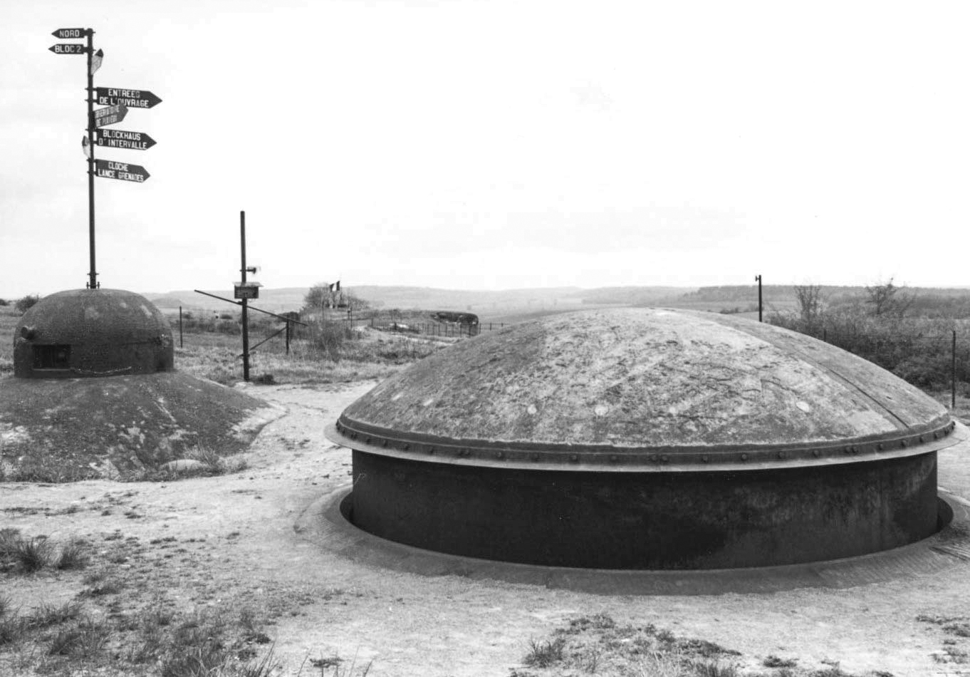 Ligne Maginot - FERMONT - A2 - (Ouvrage d'artillerie) - Bloc 1
Les dessus du bloc 1, probablement dans les années 1980 après l'ouverture au public - Inconnu