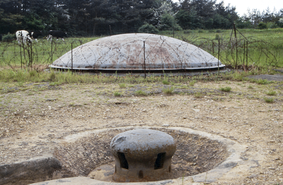 Ligne Maginot - FERMONT - A2 - (Ouvrage d'artillerie) - Bloc 1
Champignon de prise d'air et tourelle de 75 mle 33 - Michel Teiten