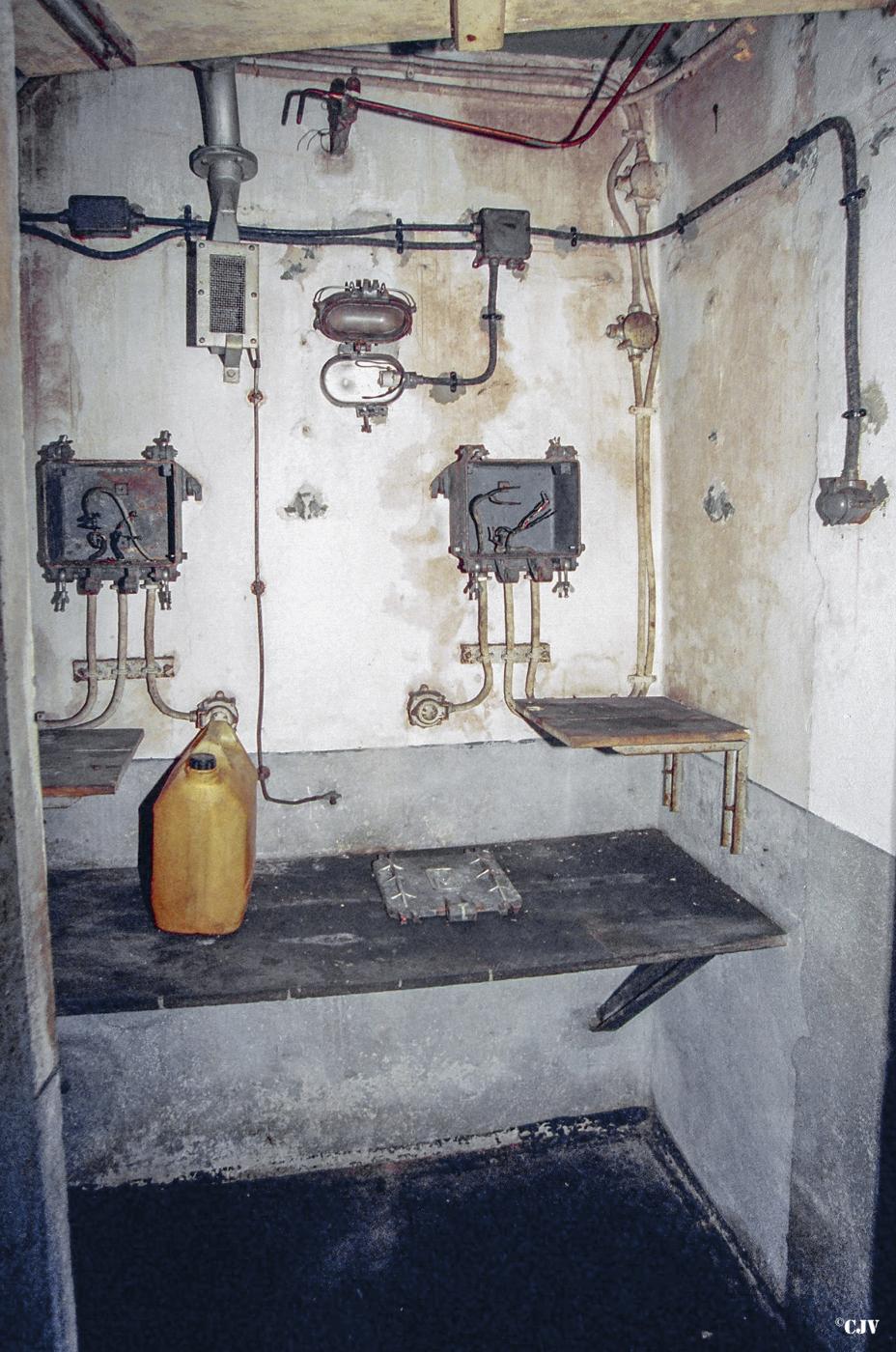 Ligne Maginot - FERMONT - A2 - (Ouvrage d'artillerie) - Entrée des hommes
Le local récepteurs radio. Ce local était doté de deux postes récepteurs TSF - Lia VERMEULEN