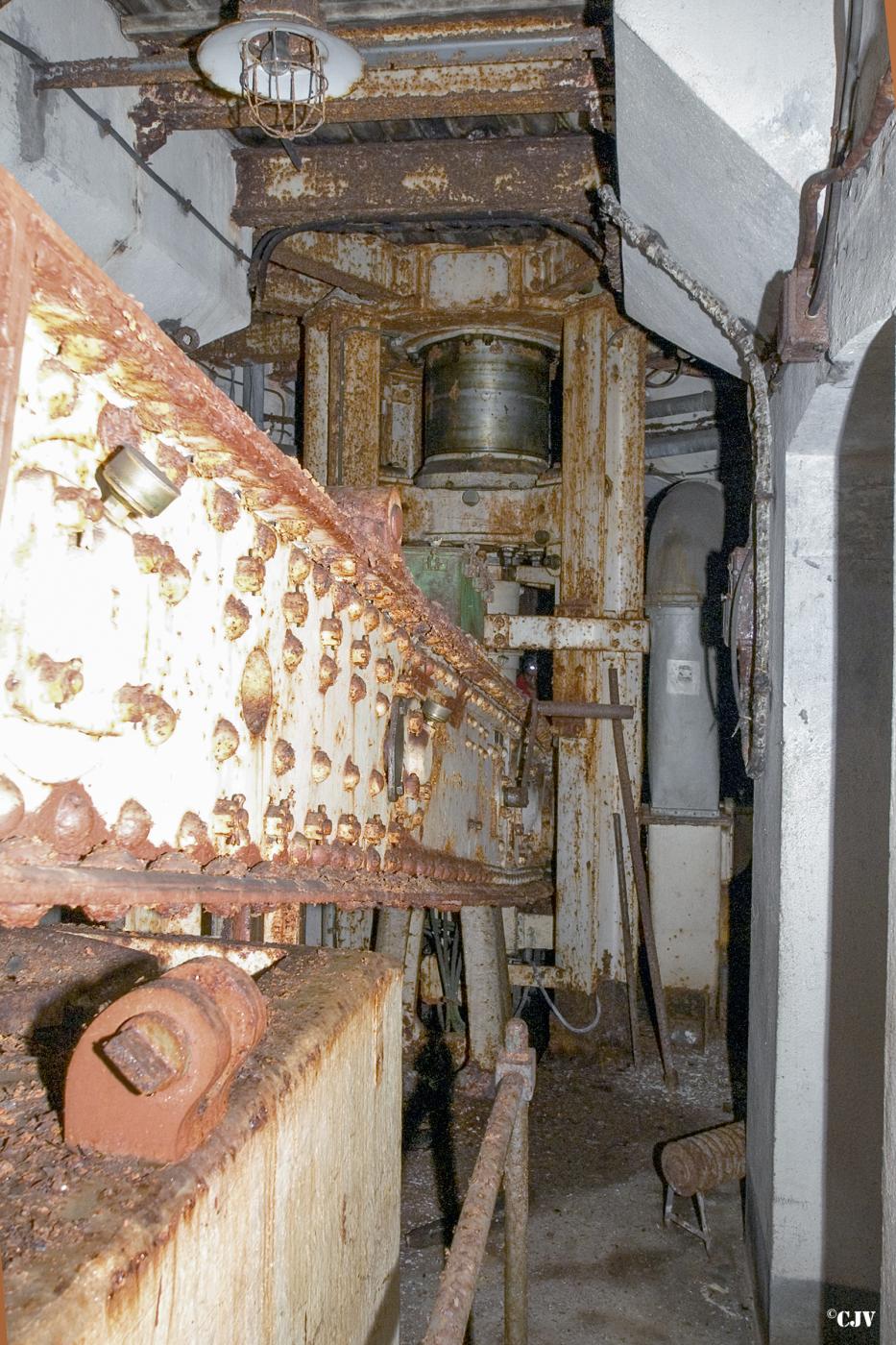 Ligne Maginot - FERMONT - A2 - (Ouvrage d'artillerie) - Bloc 2
Axe-pivot et balancier de la tourelle de mitrailleuses - Lia VERMEULEN