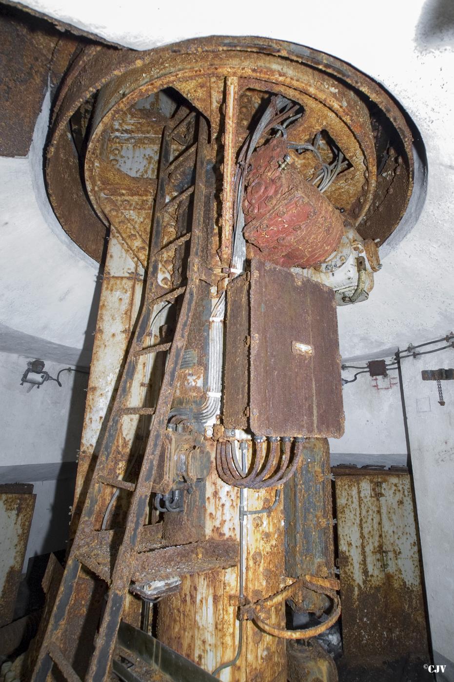 Ligne Maginot - FERMONT - A2 - (Ouvrage d'artillerie) - Bloc 2
Étage intermédiaire de la tourelle de mitrailleuses - Lia VERMEULEN