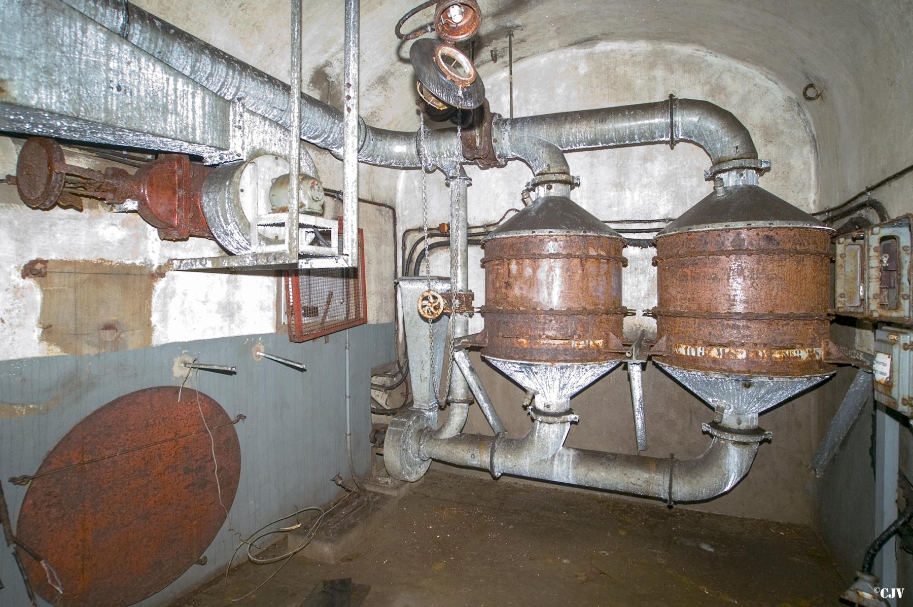Ligne Maginot - FERMONT - A2 - (Ouvrage d'artillerie) - Bloc 2
Local filtres et ventilateurs - Lia VERMEULEN