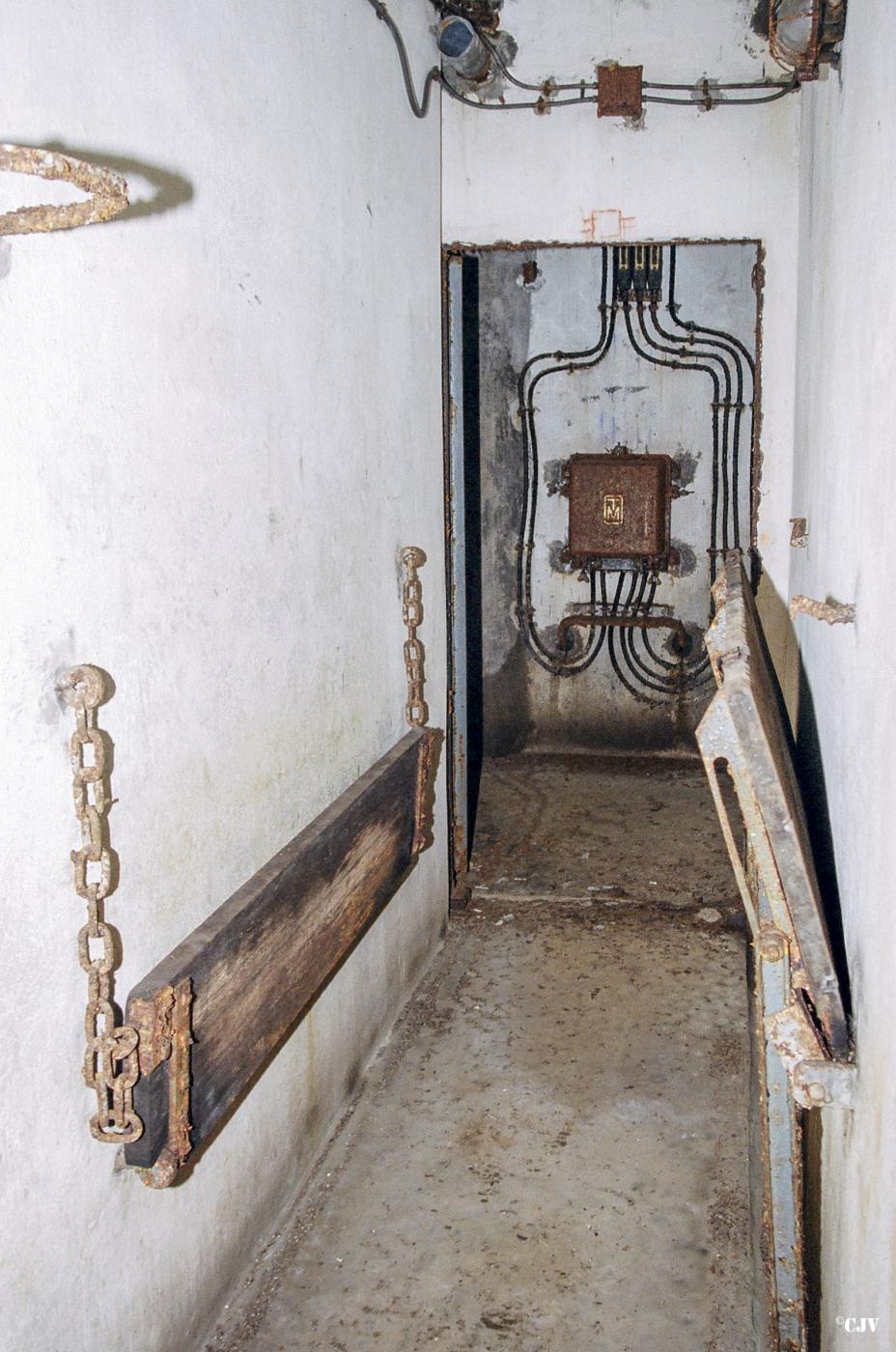 Ligne Maginot - FERMONT - A2 - (Ouvrage d'artillerie) - Bloc 2
Couloir avec banquette et tablette rabattable donnant accès au central téléphonique - Lia VERMEULEN