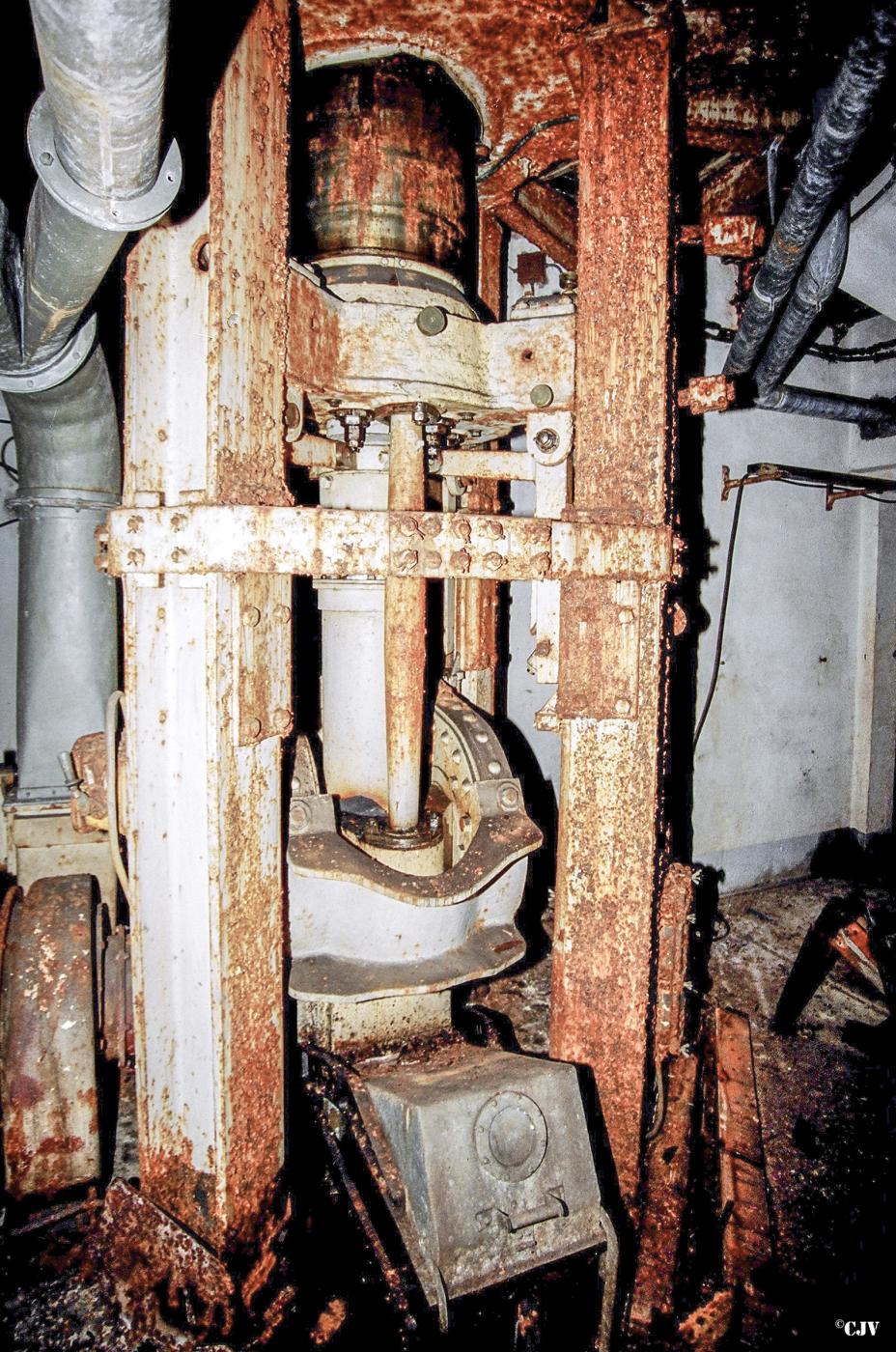 Ligne Maginot - FERMONT - A2 - (Ouvrage d'artillerie) - Bloc 2
Axe-pivot et balancier de la tourelle de mitrailleuses - Lia VERMEULEN