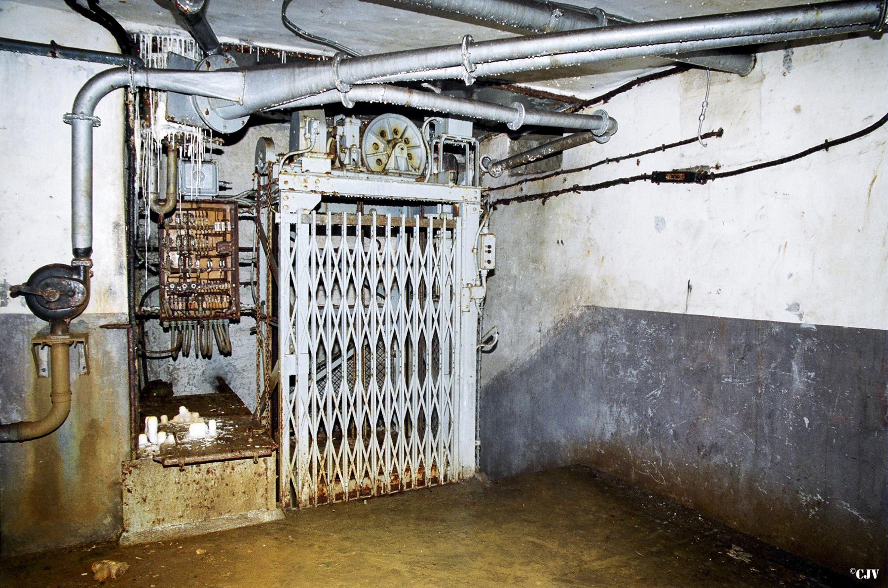 Ligne Maginot - FERMONT - A2 - (Ouvrage d'artillerie) - Bloc 3
Monte-charge Baudet Donon Roussel de 420 kg - Lia VERMEULEN