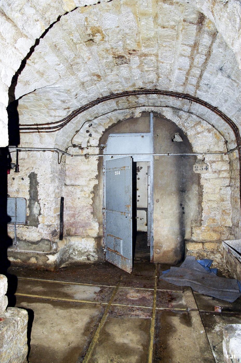 Ligne Maginot - FERMONT - A2 - (Ouvrage d'artillerie) - Bloc 3
Couloir avec voie de 60 et plaque tournante au niveau du PC. L'alvéole de stockage a été transformée en chambre de repos - Lia VERMEULEN