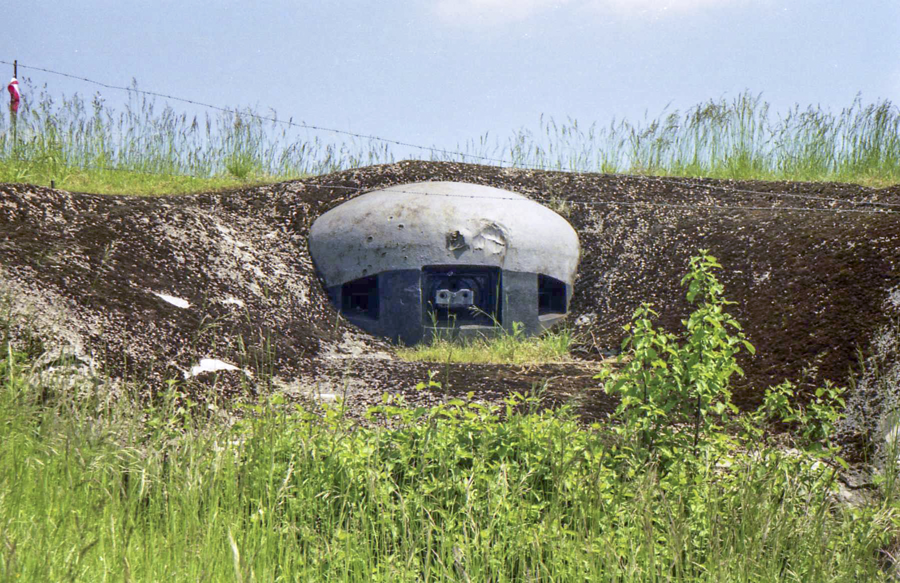 Ligne Maginot - FERMONT - A2 - (Ouvrage d'artillerie) - Bloc 4
La cloche JM flanquant la casemate de Puxieux - Daniel ELLENA - Philippe CUNY