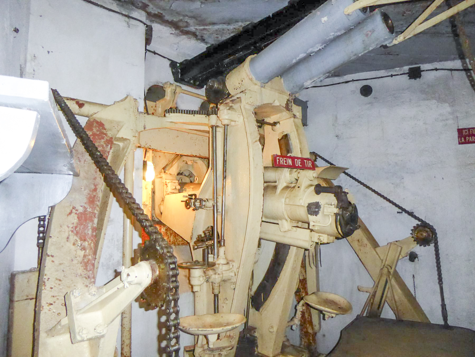 Ligne Maginot - FERMONT - A2 - (Ouvrage d'artillerie) - Bloc 4
Canon-obusier de 75 de casemate mle 32 (pièce n°2) - Daniel ELLENA - Philippe CUNY