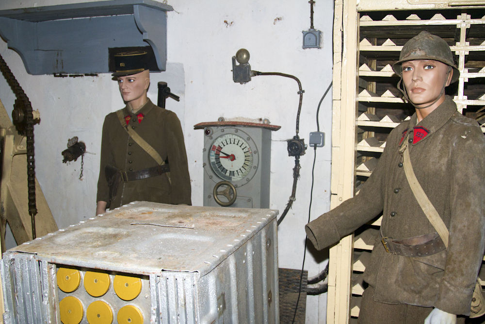 Ligne Maginot - FERMONT - A2 - (Ouvrage d'artillerie) - Bloc 4
Pourvoyeur avec l'uniforme du 152° RAP au magasin M3