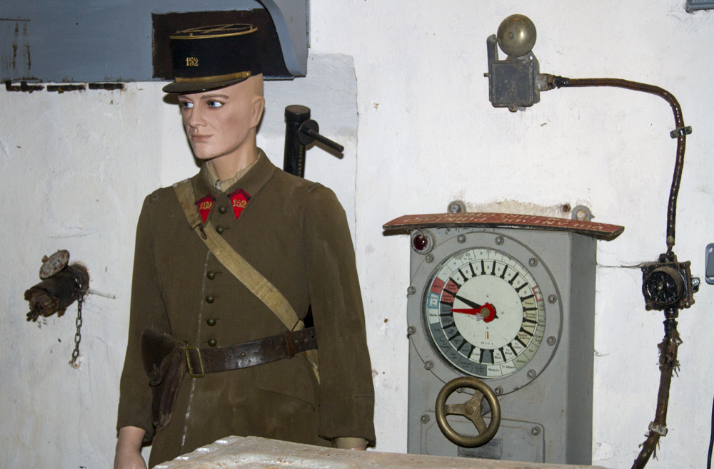 Ligne Maginot - FERMONT - A2 - (Ouvrage d'artillerie) - Bloc 4
Sous-officier du 152° RAP à coté d'un transmetteur d'ordres - Michel Teiten