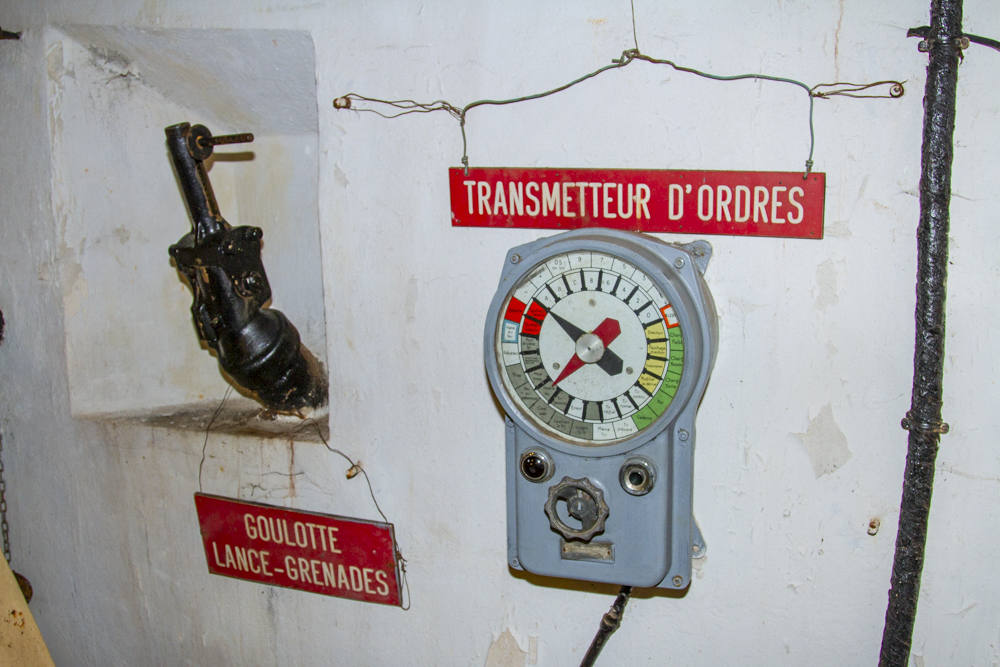Ligne Maginot - FERMONT - A2 - (Ouvrage d'artillerie) - Bloc 4
Transmetteur d'ordres et goulotte à grenades dans une chambre de tir - Michel Teiten