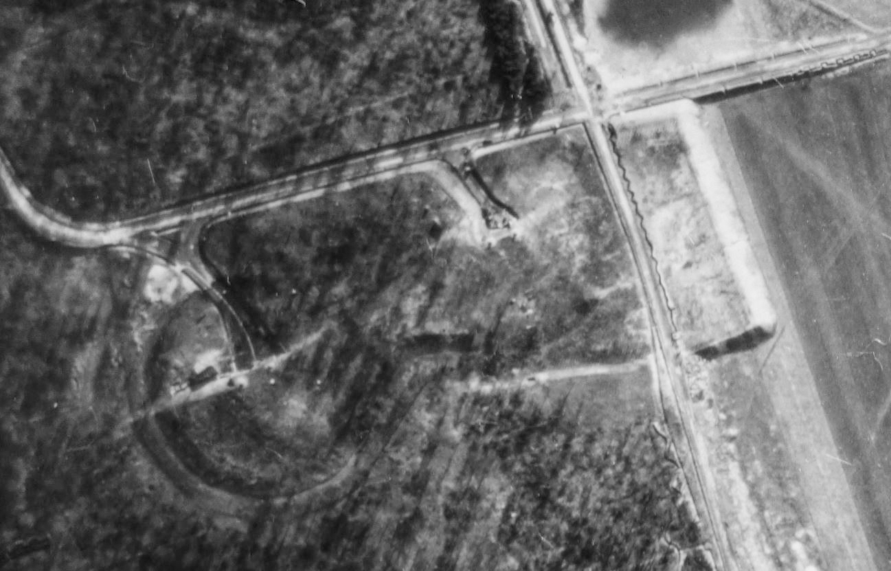 Ligne Maginot - FERMONT - A2 - (Ouvrage d'artillerie) - Entrée des hommes et entrée munitions

Vue aérienne prise lors d'une mission du 9 mars 1940 à 15h30 depuis une altitude de 2000 m
 - Armée Française