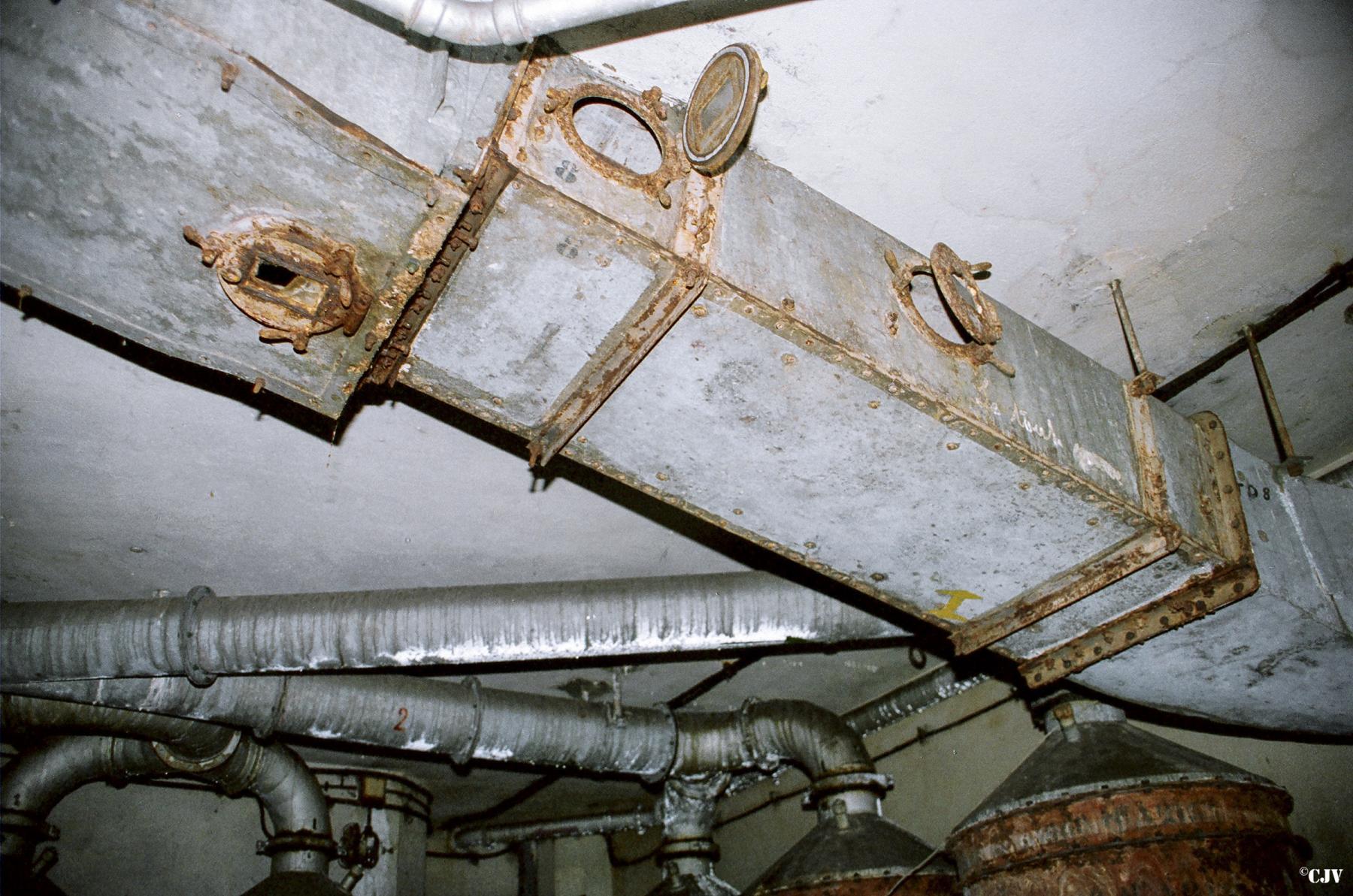 Ligne Maginot - FERMONT - A2 - (Ouvrage d'artillerie) - Bloc 4
Le convoyeur à douilles passe par les chambres de l'étage inférieur - Lia VERMEULEN