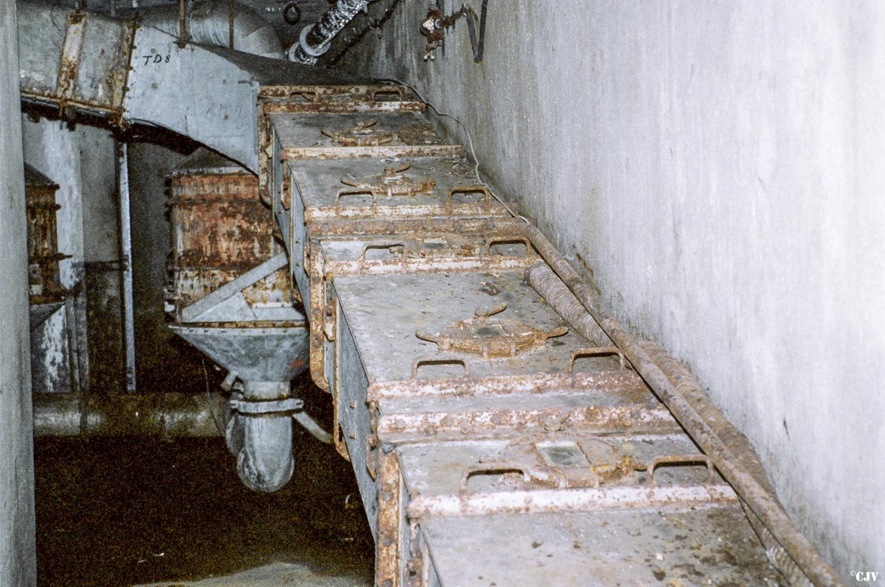 Ligne Maginot - FERMONT - A2 - (Ouvrage d'artillerie) - Bloc 4
Convoyeur à douilles dans le couloir - Lia VERMEULEN