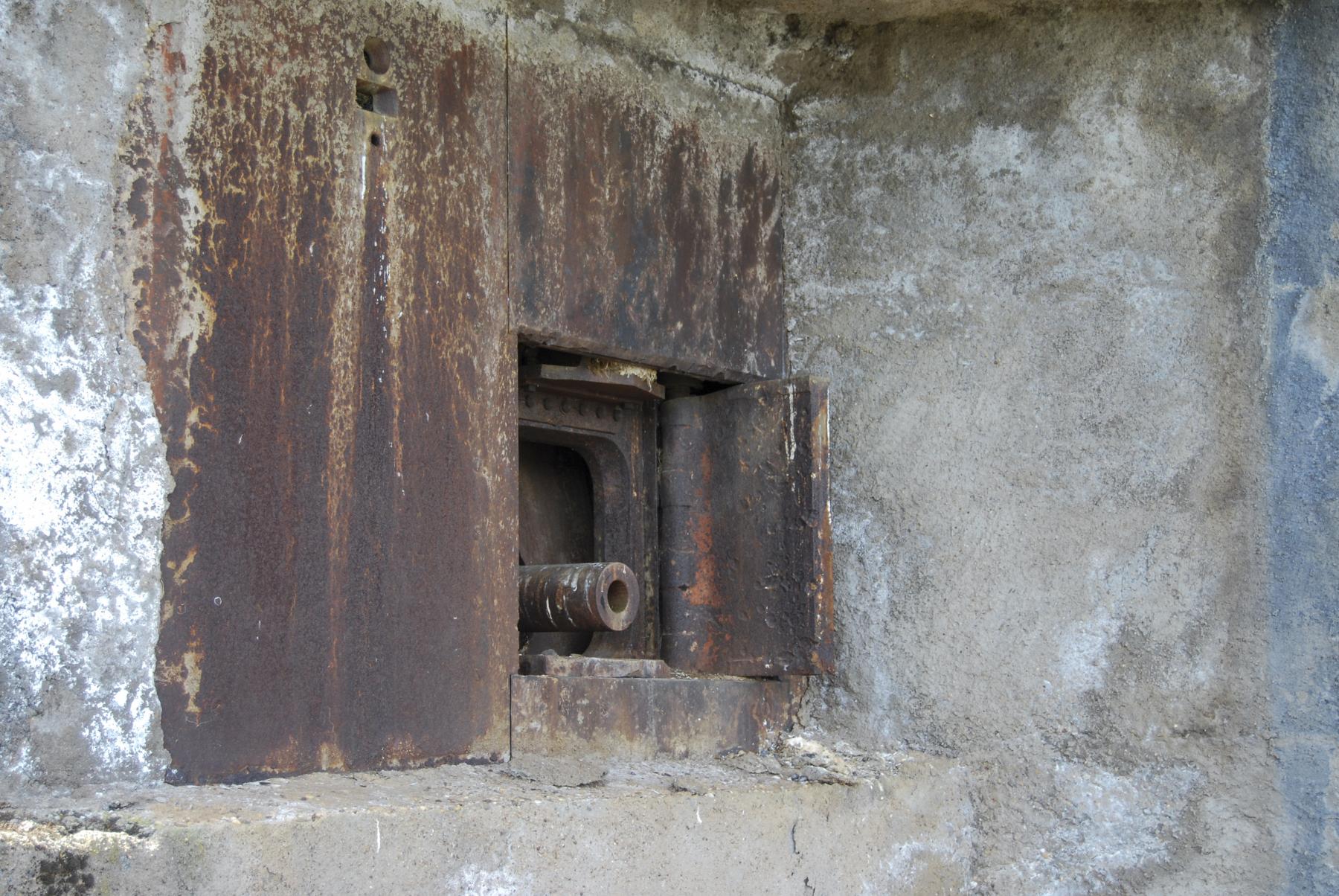 Ligne Maginot - FERMONT - A2 - (Ouvrage d'artillerie) - Bloc 4
Le volet gauche a été arraché sur la troisième pièce suite à un incident de tir  - Marc Fossoul