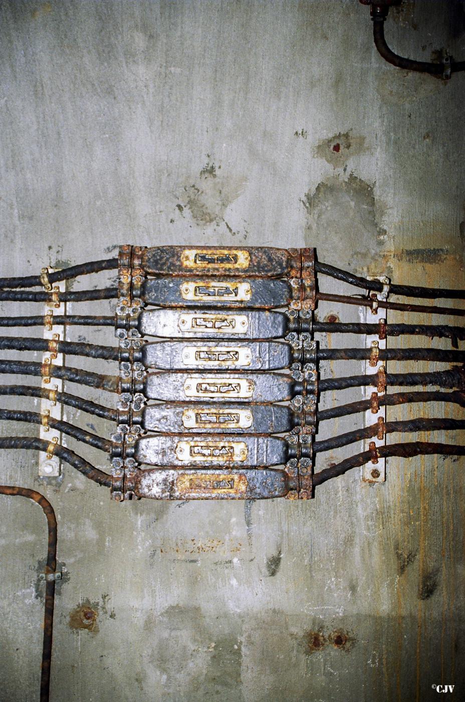 Ligne Maginot - FERMONT - A2 - (Ouvrage d'artillerie) - Bloc 5
Manchons de connexion des câbles téléphoniques
 - Lia VERMEULEN