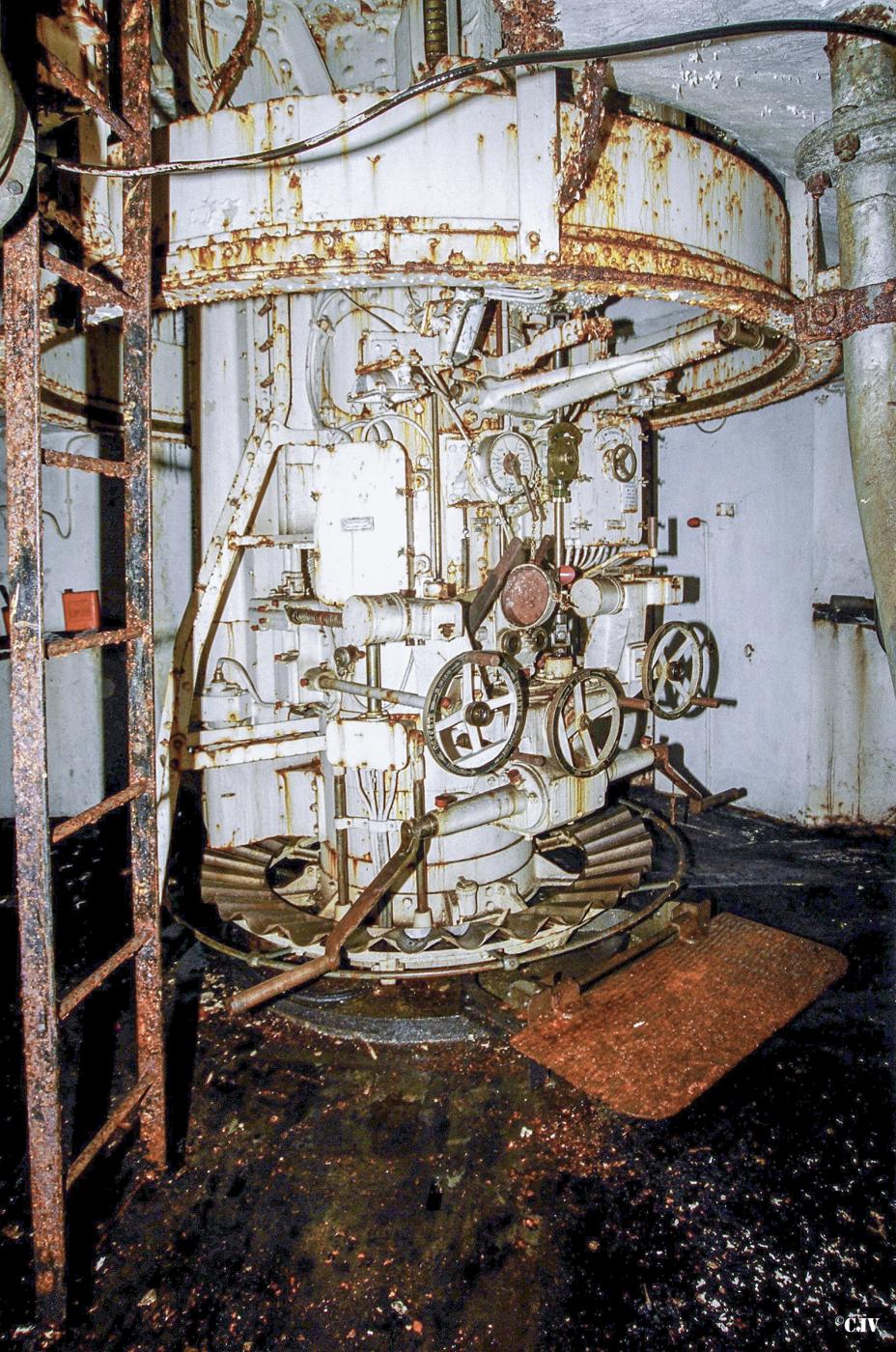 Ligne Maginot - FERMONT - A2 - (Ouvrage d'artillerie) - Bloc 5
L'étage intermédiaire de la tourelle de 81, encore complet en 2002 
 - Lia VERMEULEN