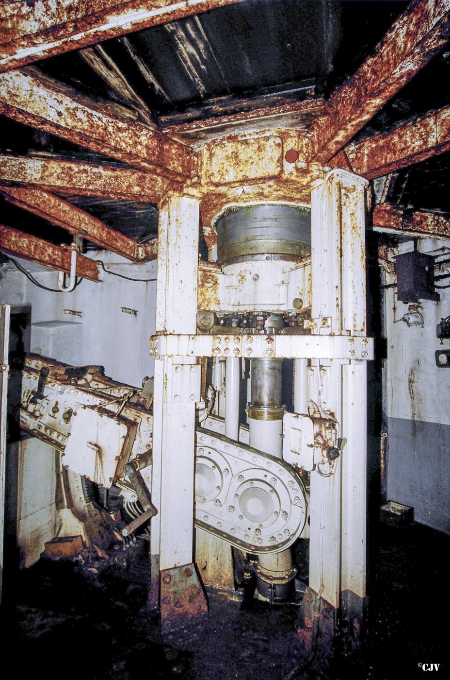 Ligne Maginot - FERMONT - A2 - (Ouvrage d'artillerie) - Bloc 5
Axe pivot et balancier de la tourelle de 81 - Lia VERMEULEN