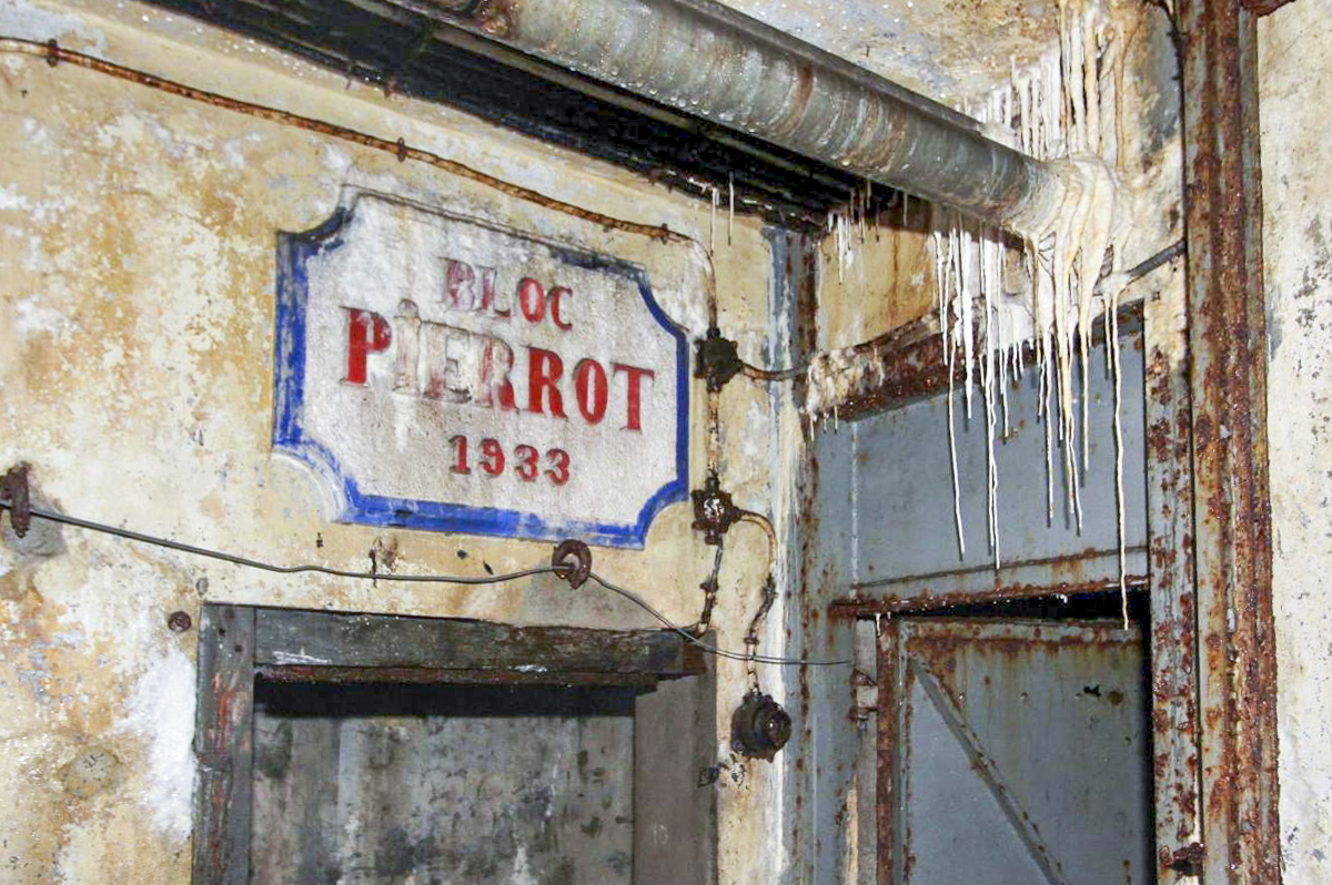 Ligne Maginot - FERMONT - A2 - (Ouvrage d'artillerie) - Bloc 6
Plaque 'Bloc Pierrot 1933'
Le bloc 6 porte le nom du fils du capitaine Charlier, premier chef de chantier de l'ouvrage - GRASSER Michel