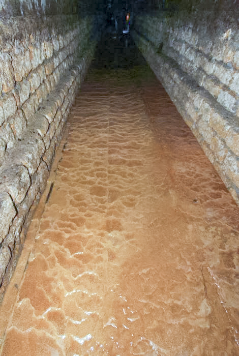 Ligne Maginot - FERMONT - A2 - (Ouvrage d'artillerie) - Galerie vers le bloc 7
Concrétions calcaires causées par les eaux d'infiltrations. La couleur est due à la présence de minerai de fer dans les terrains avoisinants - GRAMI