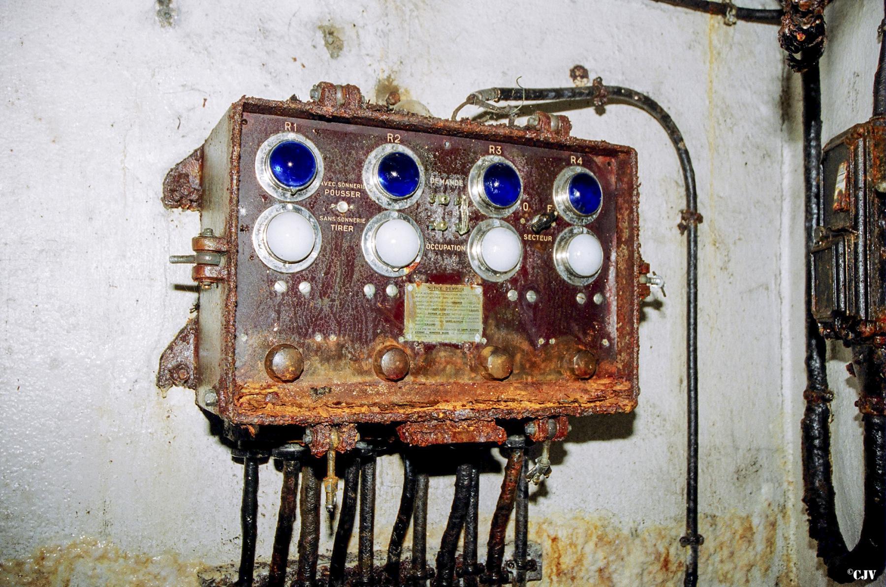 Ligne Maginot - FERMONT - A2 - (Ouvrage d'artillerie) - Bloc 7
Local TSF
Tableau récepteur du système de télécommande de la TSF - Lia VERMEULEN