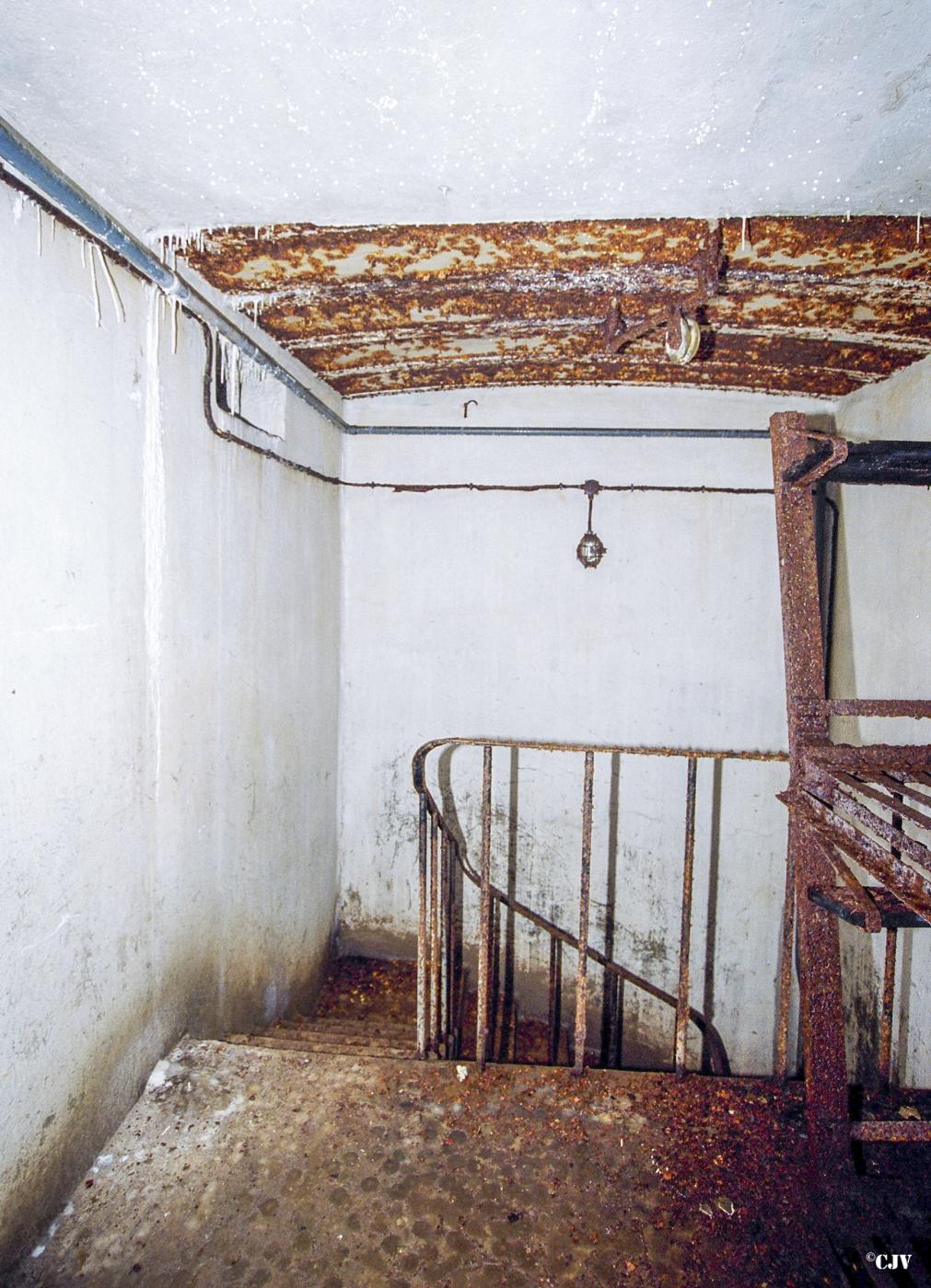 Ligne Maginot - FERMONT - A2 - (Ouvrage d'artillerie) - Bloc 7
Cage d'escalier avec poulie de manutention (le bloc 7 ne dispose pas d'un monte-charge) - Lia VERMEULEN